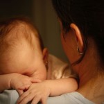 Beba na maminom ramenu