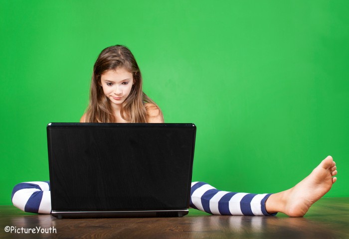 Devojčica za laptopom