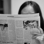 Devojka čita novine