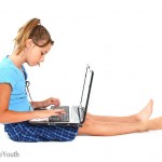 Devojčica za laptopom