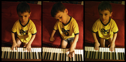 Dečak svira klavir
