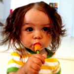Devojčica jede šargarepu