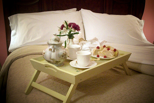 Romantičan doručak u krevetu