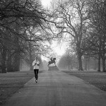 Devojka trči u parku