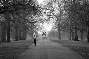 Devojka trči u parku